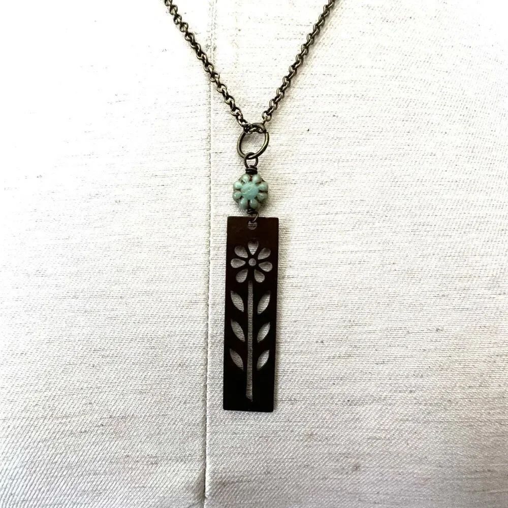 Copper tone flower pendant necklace